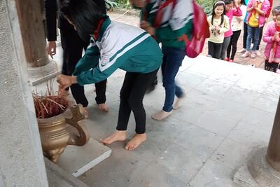 Học sinh trường Tiểu học Xuân Dục vệ sinh chăm sóc khu Tưởng niệm Tướng công nguyễn Thiện Thuật